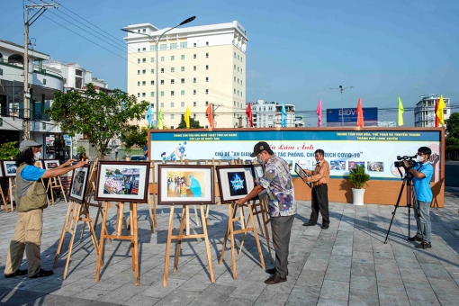 Trung tâm Văn hóa Nghệ thuật tỉnh An Giang trang trí cổ động và triển lãm ảnh chủ đề: “An Giang với công tác phòng, chống dịch COVID- 19”
