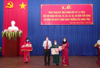 Thành ủy Long Xuyên trao tặng huy hiệu Đảng và công bố quyết định khen thưởng của UBND tỉnh An Giang năm 2020
