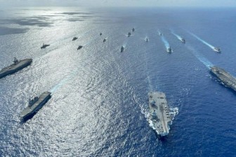 Mỹ tăng cường hiện diện tàu chiến, oanh tạc cơ trên Biển Đông