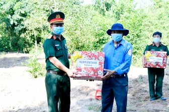 Bộ Chỉ huy Quân sự tỉnh An Giang thăm, tặng quà Đội K93