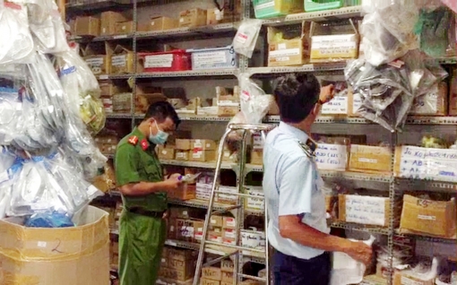 Phát hiện số lượng lớn phụ tùng  môtô nghi vấn giả nhãn mác ở TP. Châu Đốc