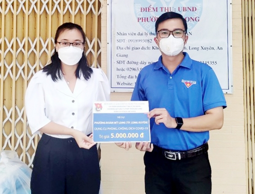 Tặng 100 bộ đồ bảo hộ y tế và 100 lít nước rửa tay sát khuẩn hỗ trợ Phường đoàn Mỹ Long phòng, chống dịch COVID-19