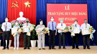 Thành ủy Châu Đốc trao huy hiệu Đảng đợt 7-11