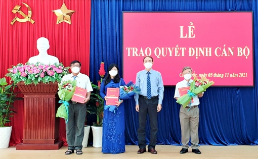 Thành ủy Châu Đốc trao quyết định 12 cán bộ