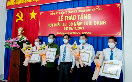 Ban Thường vụ Đảng ủy Khối Cơ quan và Doanh nghiệp trao huy hiệu 40 năm, 30 năm tuổi Đảng đợt 7- 11- 2021