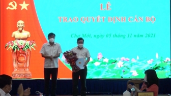 Ban Thường vụ Huyện ủy Chợ Mới trao quyết định điều động 4 cán bộ