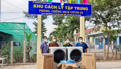 Tặng quà hỗ trợ lực lượng làm nhiệm vụ tại khu cách ly tập trung và điều trị F0 ở huyện Châu Phú