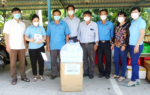 Công đoàn huyện Tri Tôn chung sức chống dịch