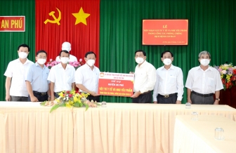 Chủ tịch UBMTTQVN tỉnh An Giang trao tặng vật tư y tế phòng, chống dịch COVID-19 tại huyện An Phú