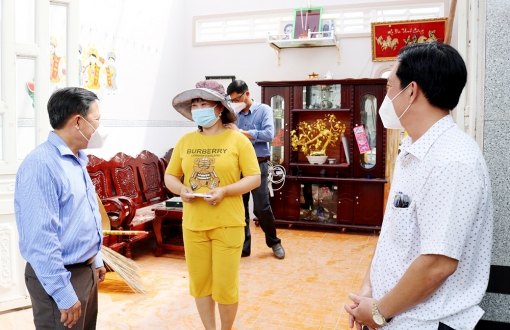 Lãnh đạo huyện Châu Thành thăm, hỗ trợ hộ dân có nhà bị tốc mái