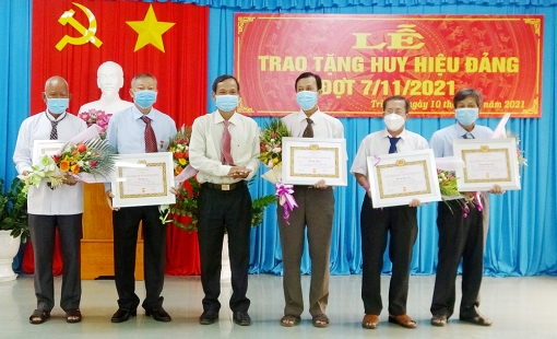 Tri Tôn trao huy hiệu Đảng cho 20 đồng chí