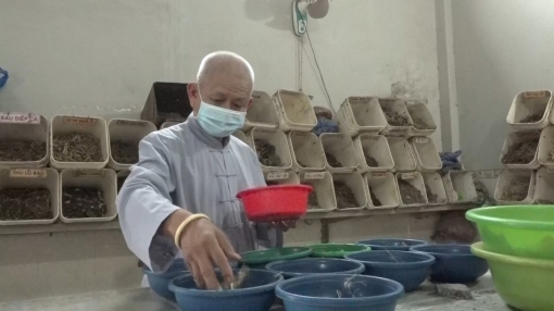 Bào chế gần 20.000 thang thuốc xông, hỗ trợ điều trị các F0 vùng tâm dịch