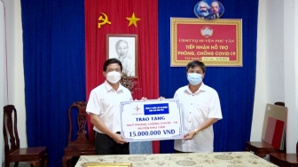 Điện lực Phú Tân vận động CBCNV, doanh nghiệp đồng hành ủng hộ Quỹ Vaccine COVID-19 và giảm giá tiền điện