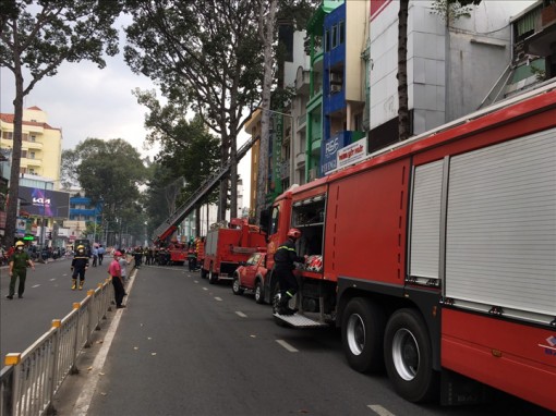 Cứu 8 người mắc kẹt trong căn nhà 5 tầng bốc cháy ở trung tâm TP.HCM