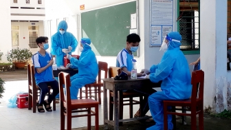 1.790 học sinh lớp 12 và trẻ độ tuổi 17 ở huyện Châu Phú được tiêm vaccine phòng COVID-19