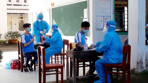 1.790 học sinh lớp 12 và trẻ độ tuổi 17 ở huyện Châu Phú được tiêm vaccine phòng COVID-19