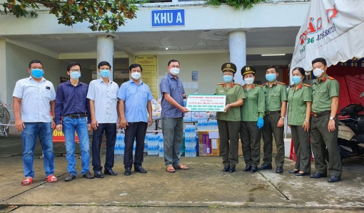 Phụ nữ Công an An Giang trao tặng “Triệu phần quà san sẻ yêu thương”
