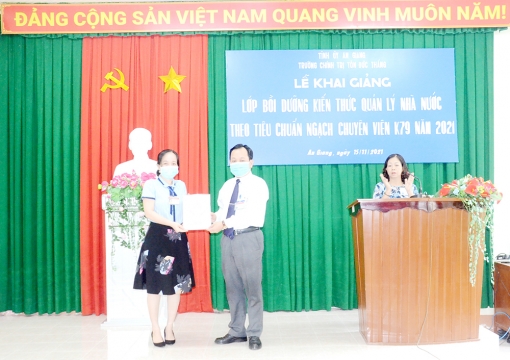 Trường Chính trị Tôn Đức Thắng khai giảng lớp bồi dưỡng kiến thức quản lý nhà nước ngạch chuyên viên