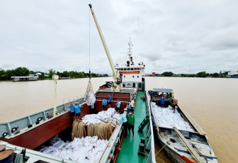 Bộ Tư lệnh Vùng 2 Hải quân tiếp tục hỗ trợ vận chuyển hàng hóa, nông sản cho An Giang