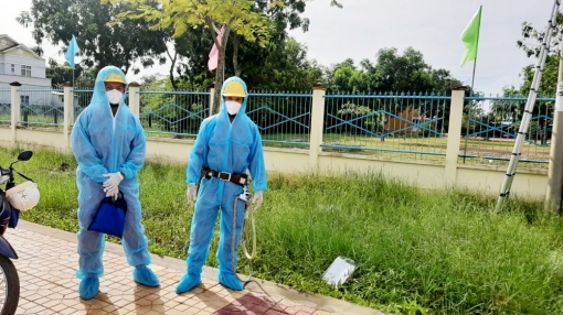 Điện lực Phú Tân lắp bổ sung nguồn điện cho khu thu dung và điều trị F0