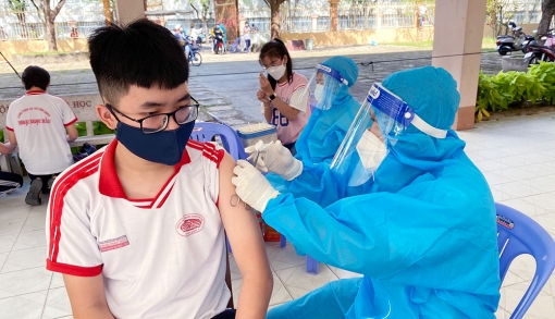 Vaccine cho trẻ, an lòng mẹ cha