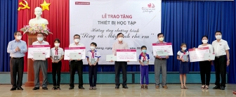 Agribank chi nhánh An Giang tặng 5 laptop và 50 máy tính bảng các điểm trường, học sinh nghèo hiếu học