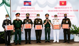 An Giang trao kinh phí đối ngoại và vật tư y tế cho các lực lượng làm nhiệm vụ Vương quốc Campuchia