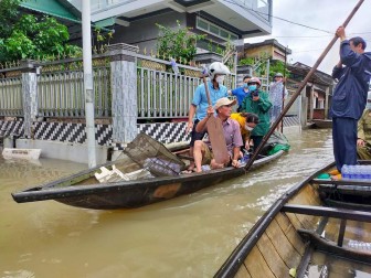Đường liên xã ở Bình Định ngập chìm trong biển nước