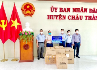 Trao tặng vật tư, thiết bị y tế phục vụ phòng chống dịch cho 2 huyện Châu Phú, Châu Thành