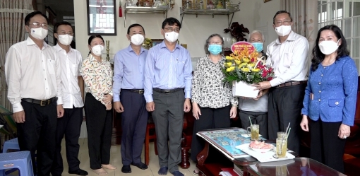 Phó Bí thư Thường trực Tỉnh ủy, Chủ tịch HĐND tỉnh An Giang Lê Văn Nưng thăm cán bộ hưu trí ngành giáo dục, nhà giáo lão thành