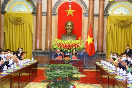 Phó Chủ tịch nước gặp mặt thầy, cô giáo tham dự Chương trình 'Chia sẻ cùng thầy cô'