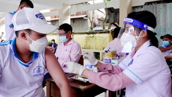 Bí thư Huyện ủy Thoại Sơn Nguyễn Thị Minh Kiều khảo sát các điểm tiêm vaccine phòng COVID-19 cho học sinh