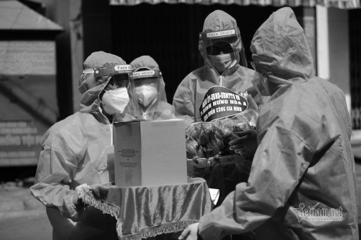 Tưởng niệm hơn 23 ngàn người mất vì COVID-19