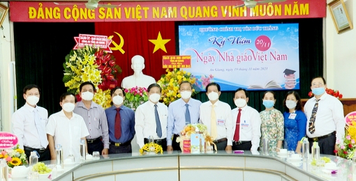 Phó Bí thư Thường Trực Tỉnh uỷ, Chủ tịch HĐND tỉnh Lê Văn Nưng thăm, chúc mừng ngày Nhà giáo Việt Nam Trường Chính trị Tôn Đức Thắng