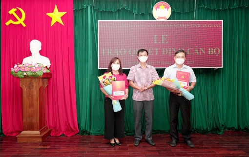 Trao quyết định chuẩn y kết quả bầu Bí thư, Phó Bí thư Chi bộ Cơ quan UBMTTQVN tỉnh An Giang