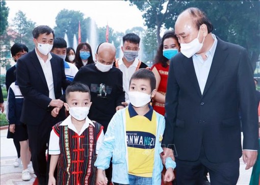 Chủ tịch nước gặp thân mật học sinh xuất sắc trong cuộc thi 'Vì một Việt Nam tất thắng'