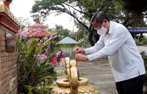 Phó Bí thư Thường trực Tỉnh ủy, Chủ tịch HĐND tỉnh An Giang Lê Văn Nưng dâng hương tại Niệm Sư Từ Thoại Sơn