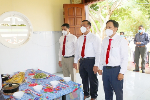 Lãnh đạo huyện Châu Thành viếng, thắp hương Niệm Sư Từ tại Trường THPT Nguyễn Bỉnh Khiêm nhân kỷ niệm ngày nhà giáo Việt Nam 20-11
