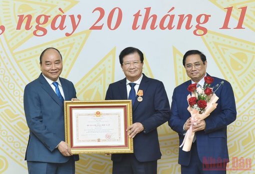 Trao quyết định khen thưởng, nghỉ hưu cho một số thành viên Chính phủ nhiệm kỳ 2016-2021