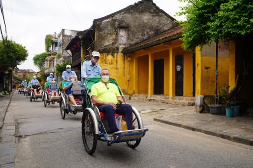 Đoàn khách nước ngoài đầu tiên tham quan Hội An sau 2 năm "đóng băng"