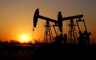 Giá dầu thô chạm mức thấp nhất trong 2 tháng