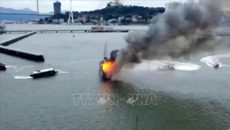 Cháy hai tàu du lịch trên vịnh Hạ Long