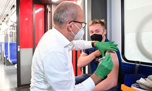 Tiêm mũi vaccine tăng cường sẽ là ‘bình thường mới’ trong đại dịch COVID-19