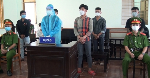 Cả nhóm ở tù vì hiếu thắng
