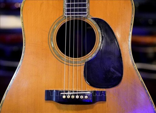 Đàn guitar của Eric Clapton được mua lại với giá 625.000 USD