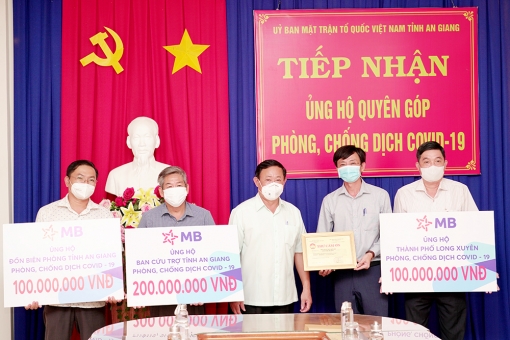 Ngân hàng Thương mại Cổ phần Quân đội hỗ trợ tỉnh An Giang 400 triệu đồng phòng, chống dịch bệnh COVID-19