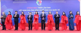 Khai mạc Triển lãm ảnh 'Việt Nam qua ống kính nhiếp ảnh gia quốc tế'