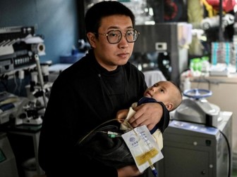 Người cha tự mở phòng thí nghiệm điều chế thuốc chữa bệnh cho con trai