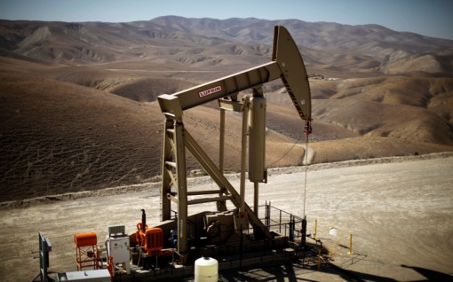 Giá dầu thô WTI thủng mốc 70 USD, giá kim loại quý lao dốc