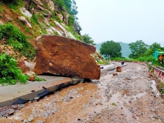 Công bố tình huống khẩn cấp sạt lở đá trên sườn núi tuyến đường chính lên núi Cấm